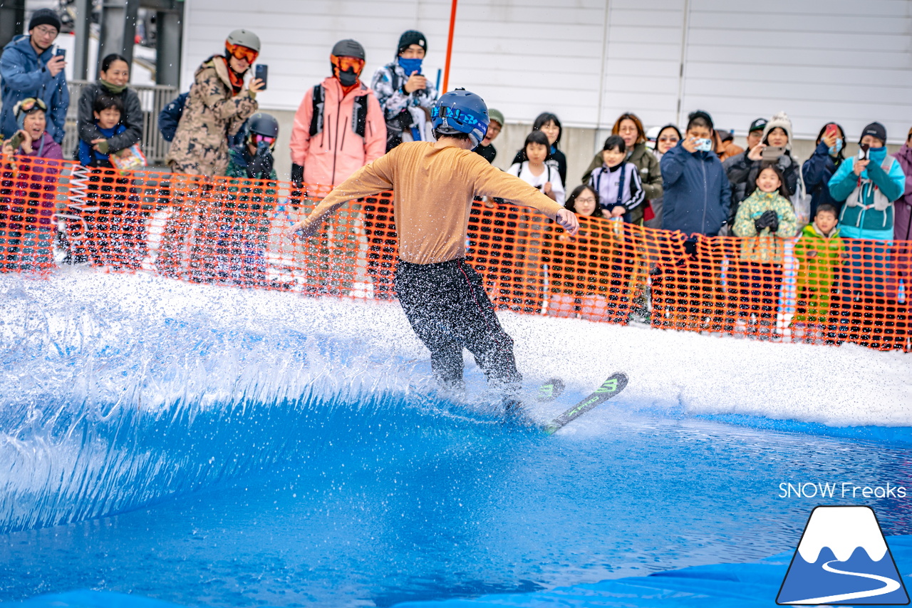 富良野スキー場｜季節は、まだ冬？それとも…？小雪が舞い、たくさんの雪が残る富良野スキー場で、春の恒例イベント『春スキー池渡り大会』開催(^^)/